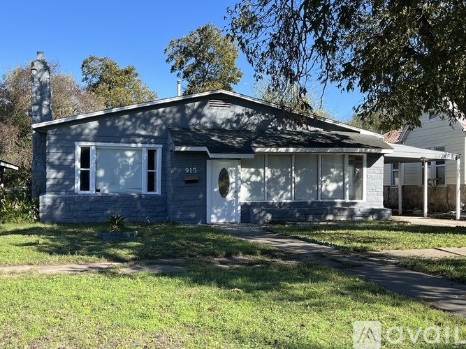 A house with the number 015 on it.