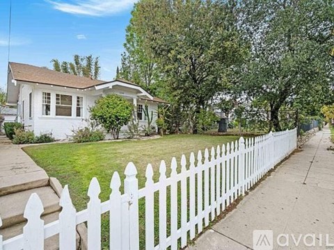 1139 North Summit Avenue 2 Beds Apartment for Rent
