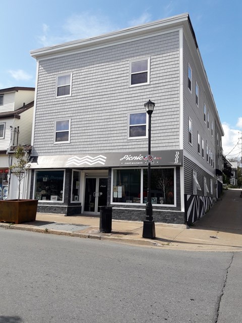 A building with a sign that says "Piano" on it.