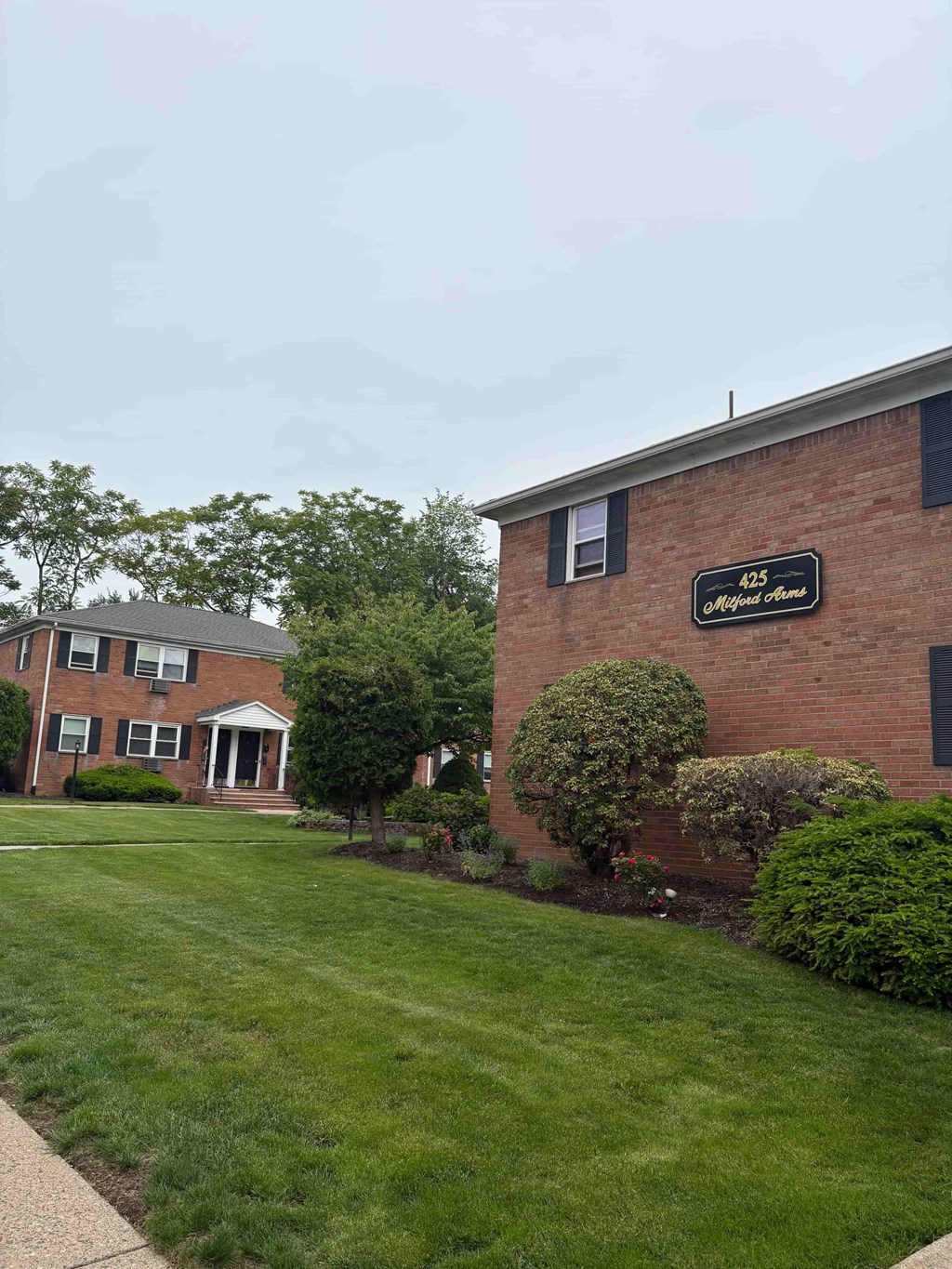 A brick building with a sign that says "425" on it.