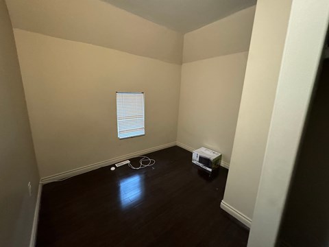 412 Elgin Avenue 2 Beds Apartment for Rent