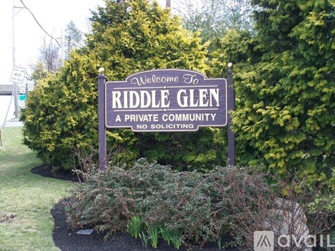 A sign welcoming people to Riddle Glen, a private community with no shorting.