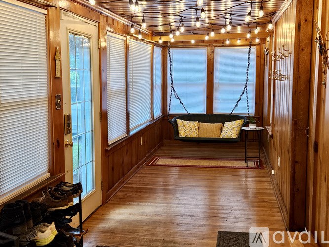 Source URL: https://prod-avail.s3.amazonaws.com/public_images/40496978/listing/Sunroom_3.jpeg
