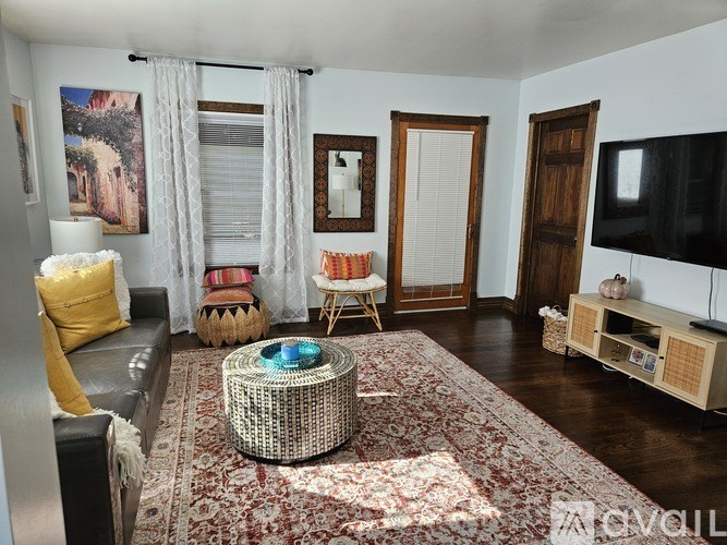 Source URL: https://prod-avail.s3.amazonaws.com/public_images/40496981/listing/Family_Room_2.jpeg