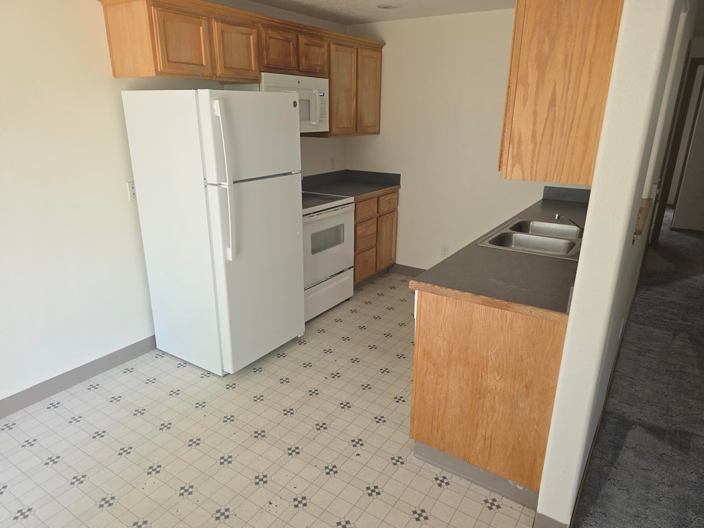 320-326 S MONMOUTH AVE         (896)