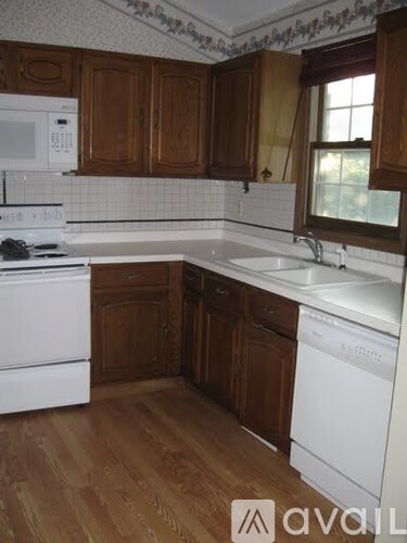 Source URL: https://prod-avail.s3.amazonaws.com/public_images/40527163/listing/Kitchen_1.jpg
