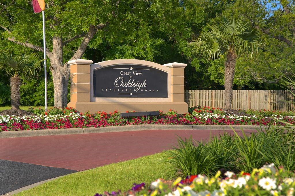 Crestview at Oakleigh Apartments, 8990 N. Davis Highway, Pensacola, FL