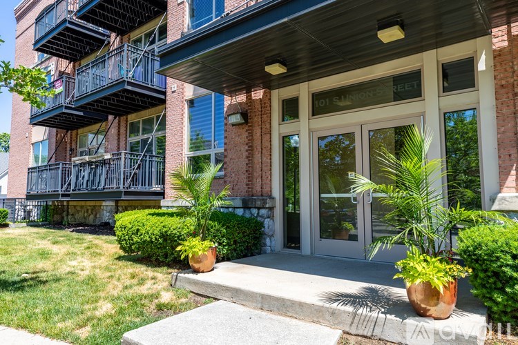 A building with a balcony and a sign that says "Hotel".