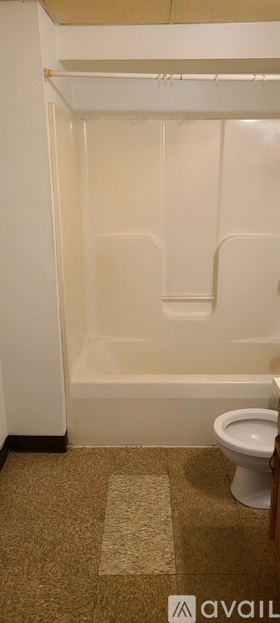 A bathroom with a toilet and a bathtub.