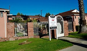 A sign is on a gate that says "Casa".