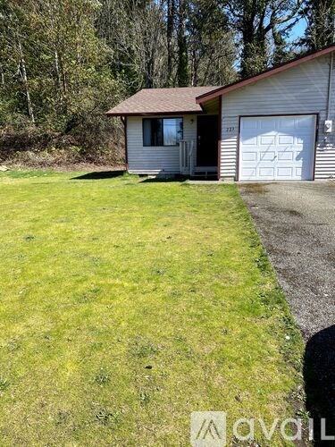 223 Willow St 2 Beds Apartment for Rent