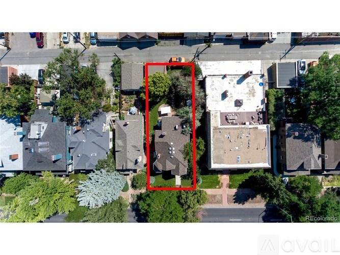 A red square highlights a section of a neighborhood with houses and trees.