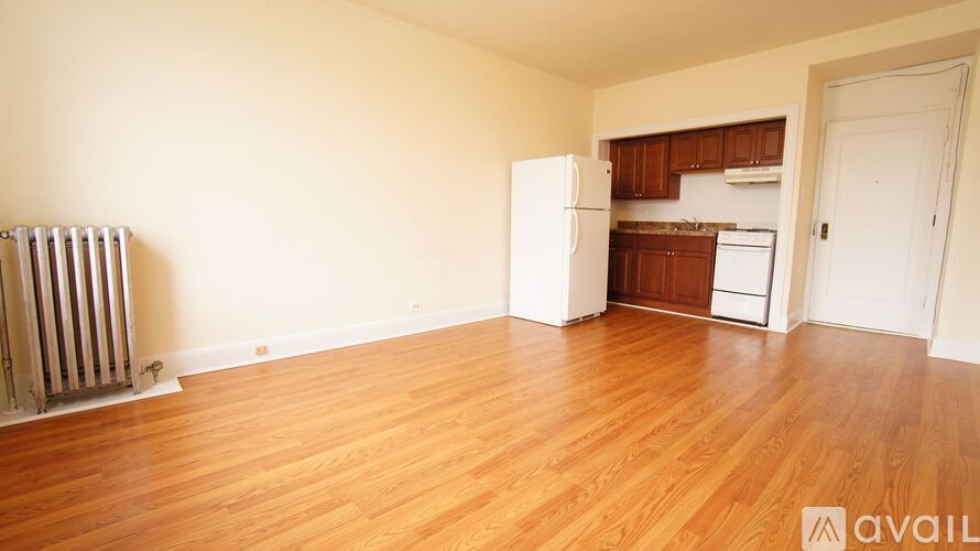 A floor plan of a small apartment with a living area, kitchen, walk-in closet, and an entrance.