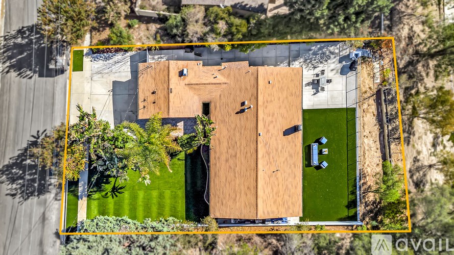A bird's eye view of a house surrounded by a yellow border.