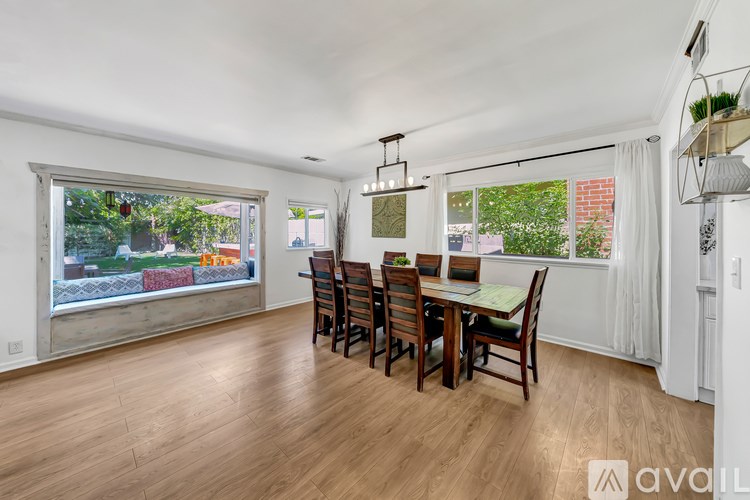 A dining room with a table and chairs is available for rent.