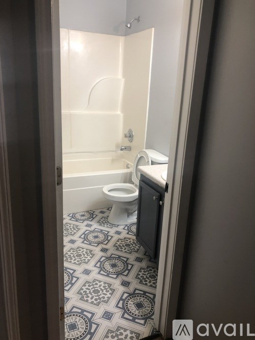A bathroom with a toilet and a bathtub.