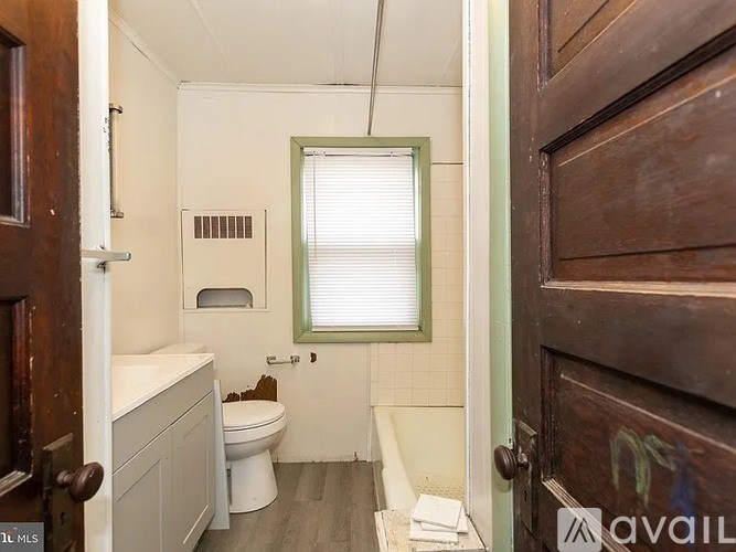 A bathroom with a toilet, sink, and bathtub.