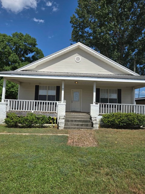 113 North Railroad Street 3 Beds Apartment for Rent