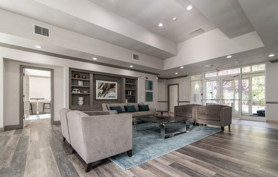 the retreat at thousand oaks living room with couches