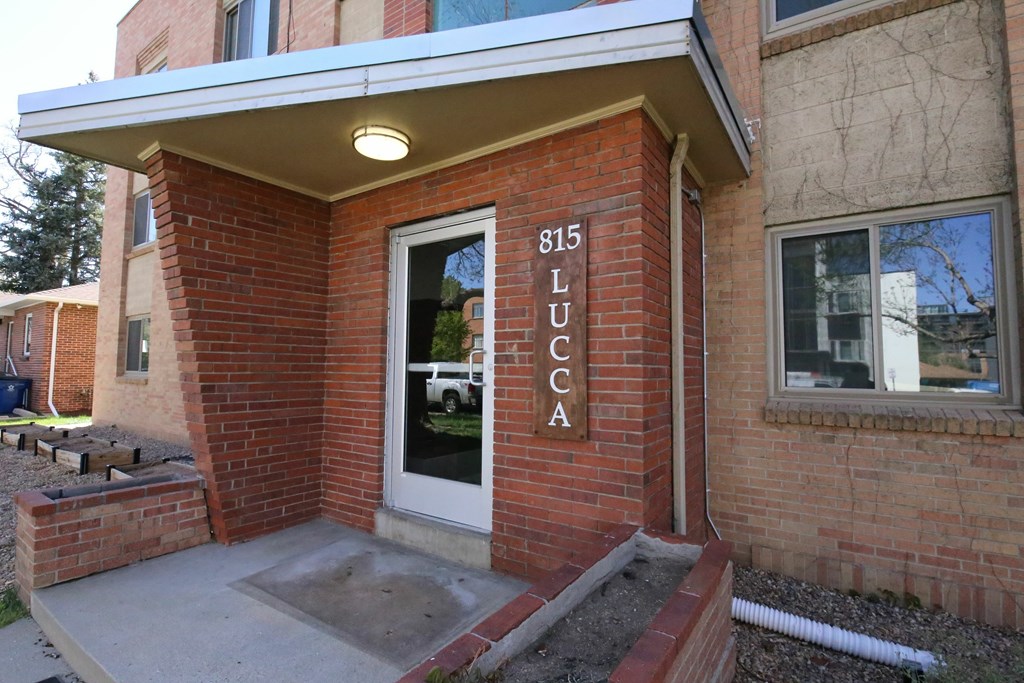 The entrance to a building with the number 815 and the letters LUCCA on it.