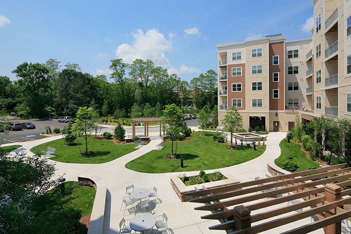 Friendly community with grills and fire pit Friendly community with grills and firepit - Photo Gallery
