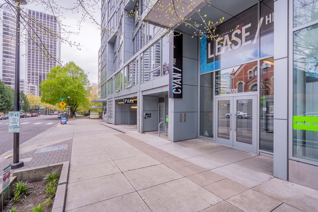 a sidewalk in front of a building on a city street