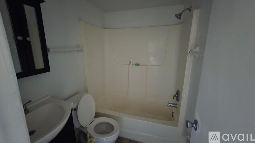 Source URL: https://prod-avail.s3.amazonaws.com/public_images/42075686/listing/Bath.jfif