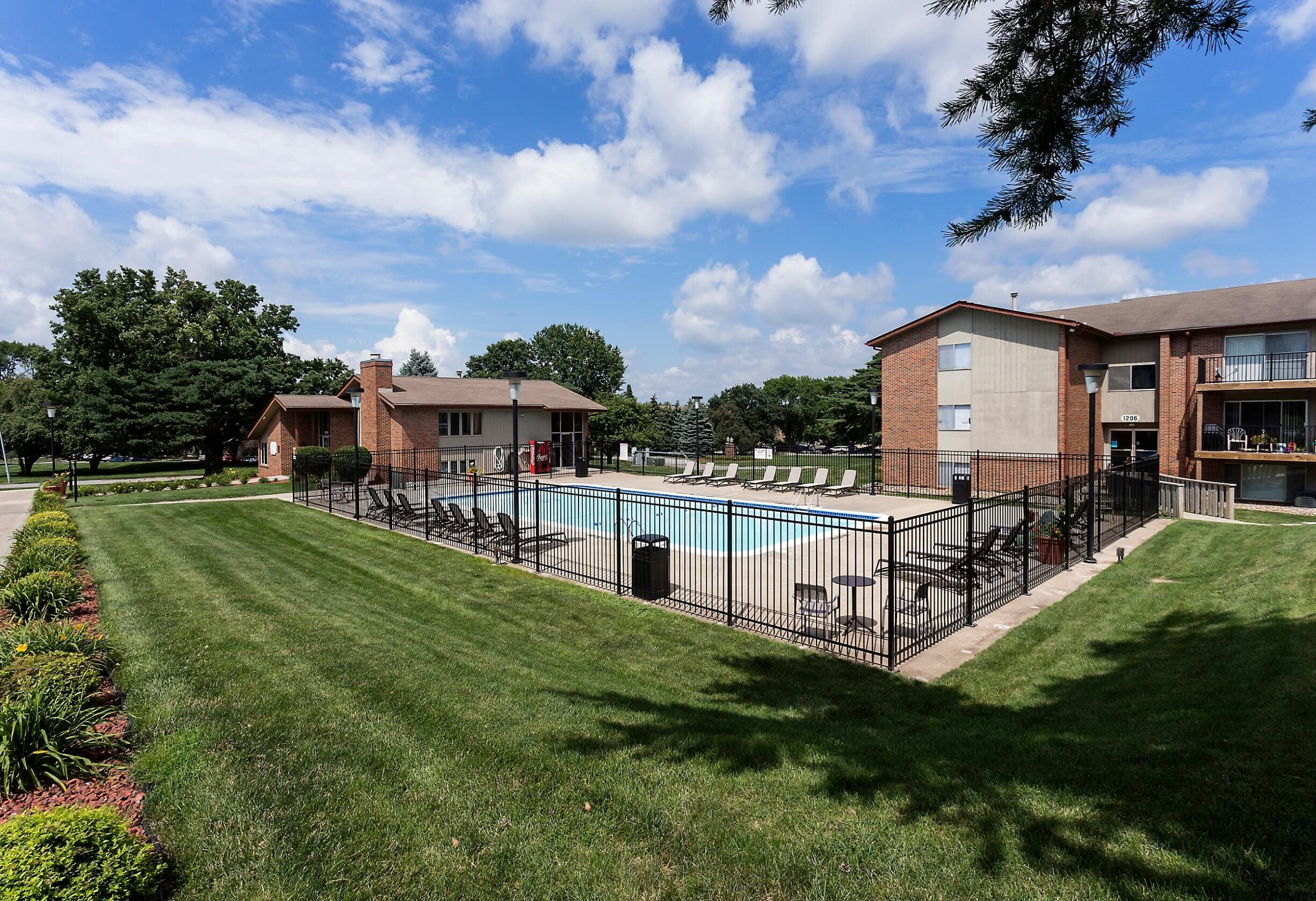 Country Club Village Apartments Apartments in West Des Moines, IA