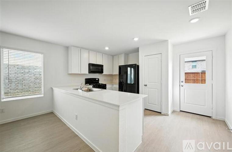 Source URL: https://prod-avail.s3.amazonaws.com/public_images/41711250/listing/Kitchen.jpeg