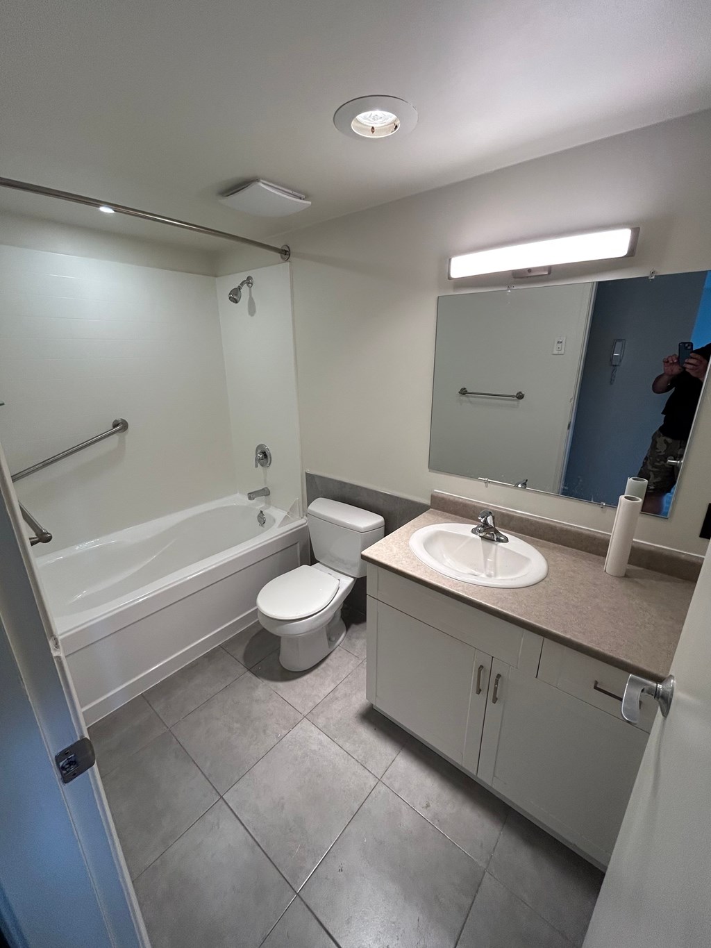 A bathroom with a toilet, sink, and bathtub.