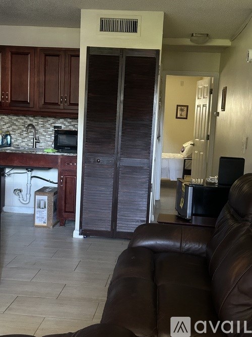 A screenshot of a mobile application showing a photo gallery with options to select or delete photos, and a website address at the bottom.