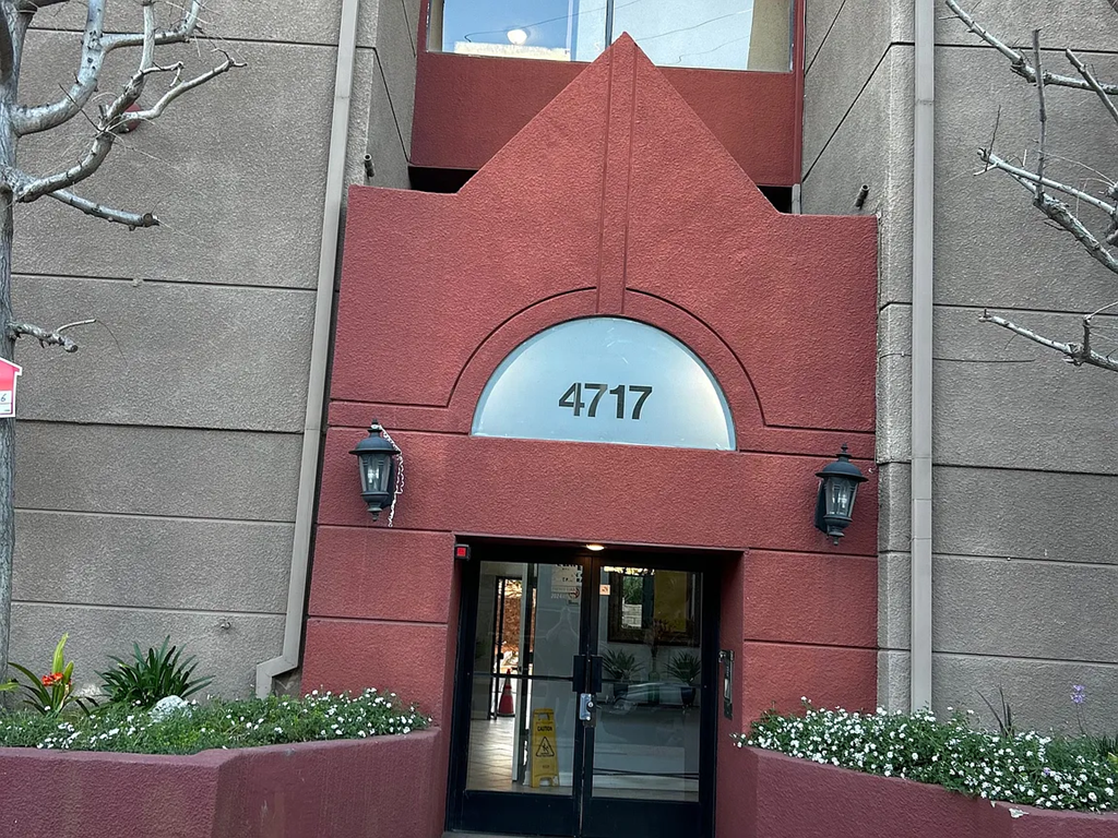 The building number is 4717.