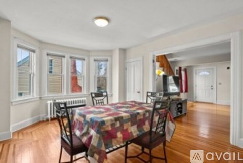 A dining room with a table and chairs is available for rent.