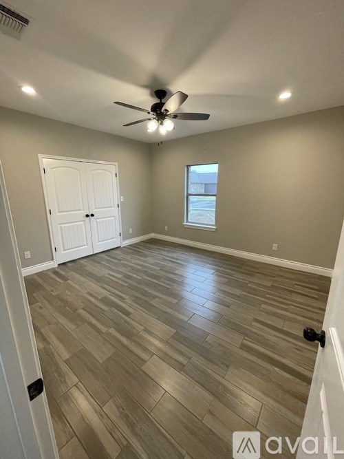 A room with a ceiling fan and lighting fixtures.