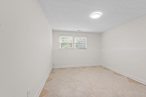 8511 WOODFALL Rd 5 Beds Apartment for Rent