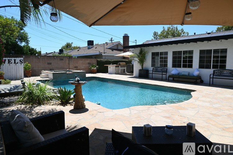 A pool with a fountain in the middle of it.