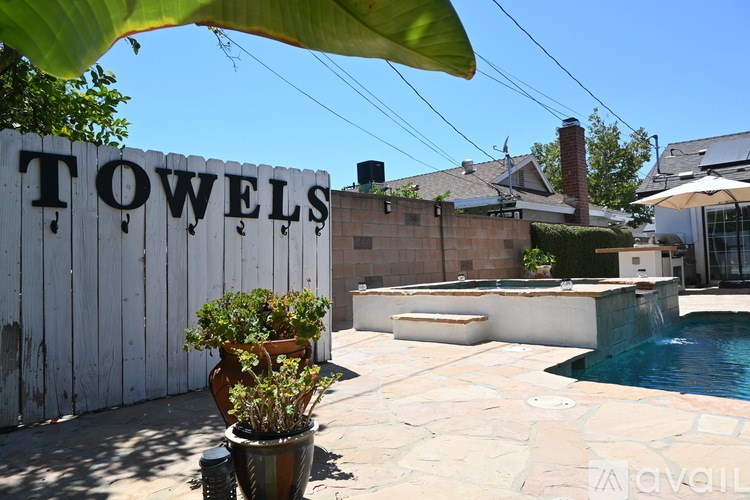 A pool area with a sign that says "TOWELS" on a fence.