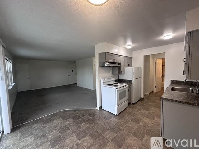 2-bedroom apartment at 815 Harrison St in Oregon City, OR