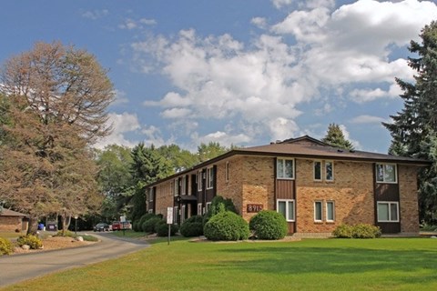 A large brick building with the number 815 on it.