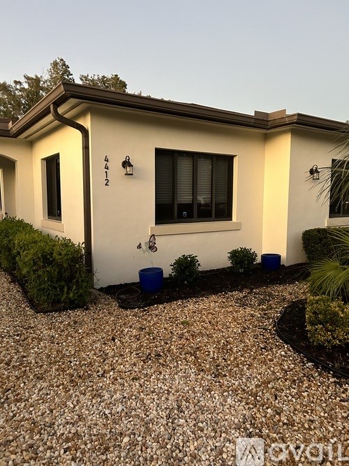 A house numbered 442 is shown with a small garden in front.