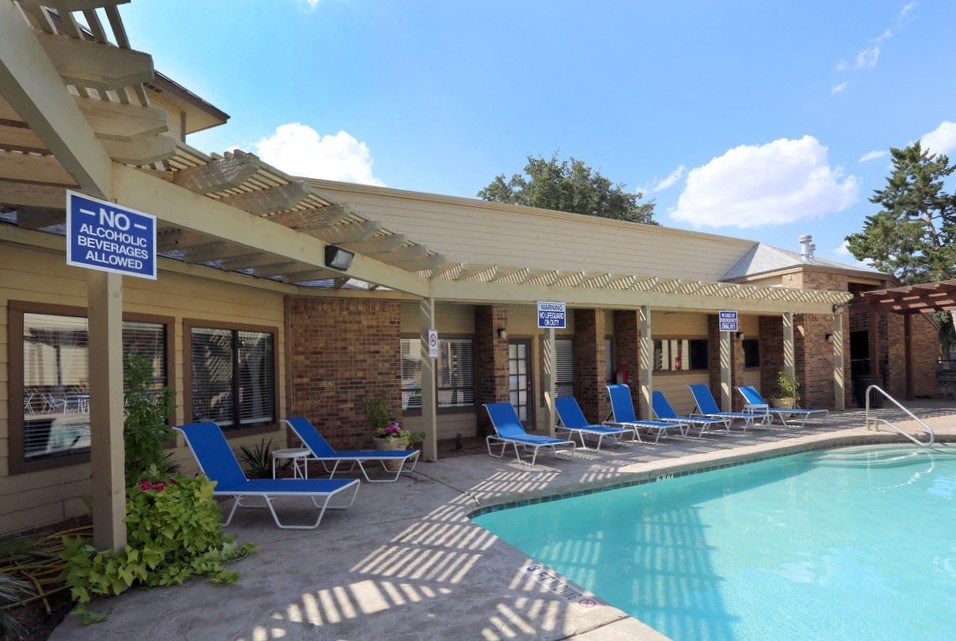 the swimming pool at the resort at governors residence