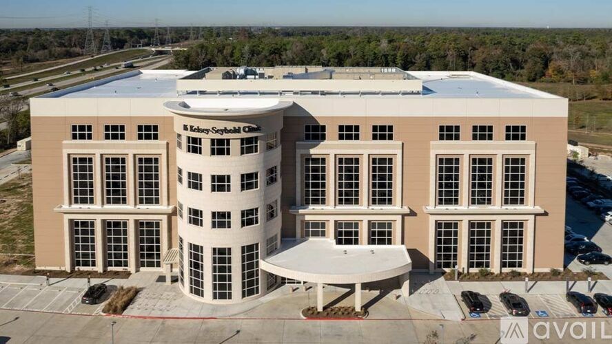 A large building with a circular section in the middle and a sign that says "Kidder Smith".