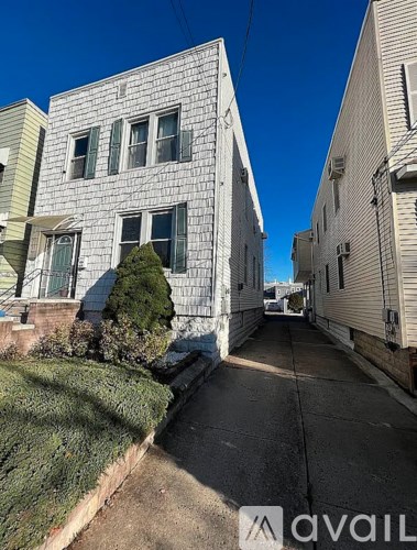 44 Humphrey Avenue 2 Beds Apartment for Rent