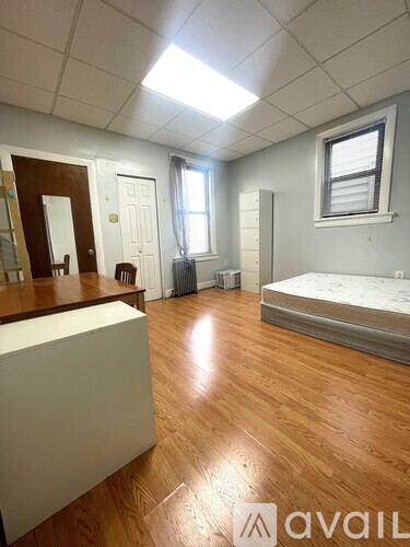 A room with a bed, a table and a chair.