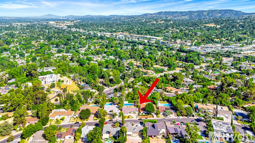 A red arrow points to a specific area in a residential neighborhood.