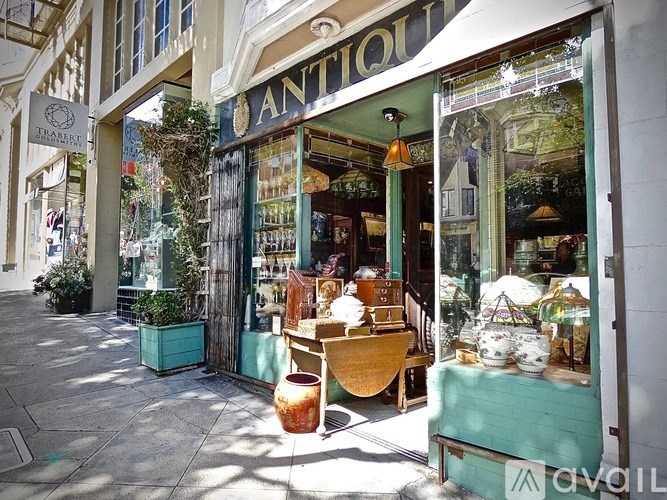 A storefront with a sign that reads "ANTIQUI" is visible.