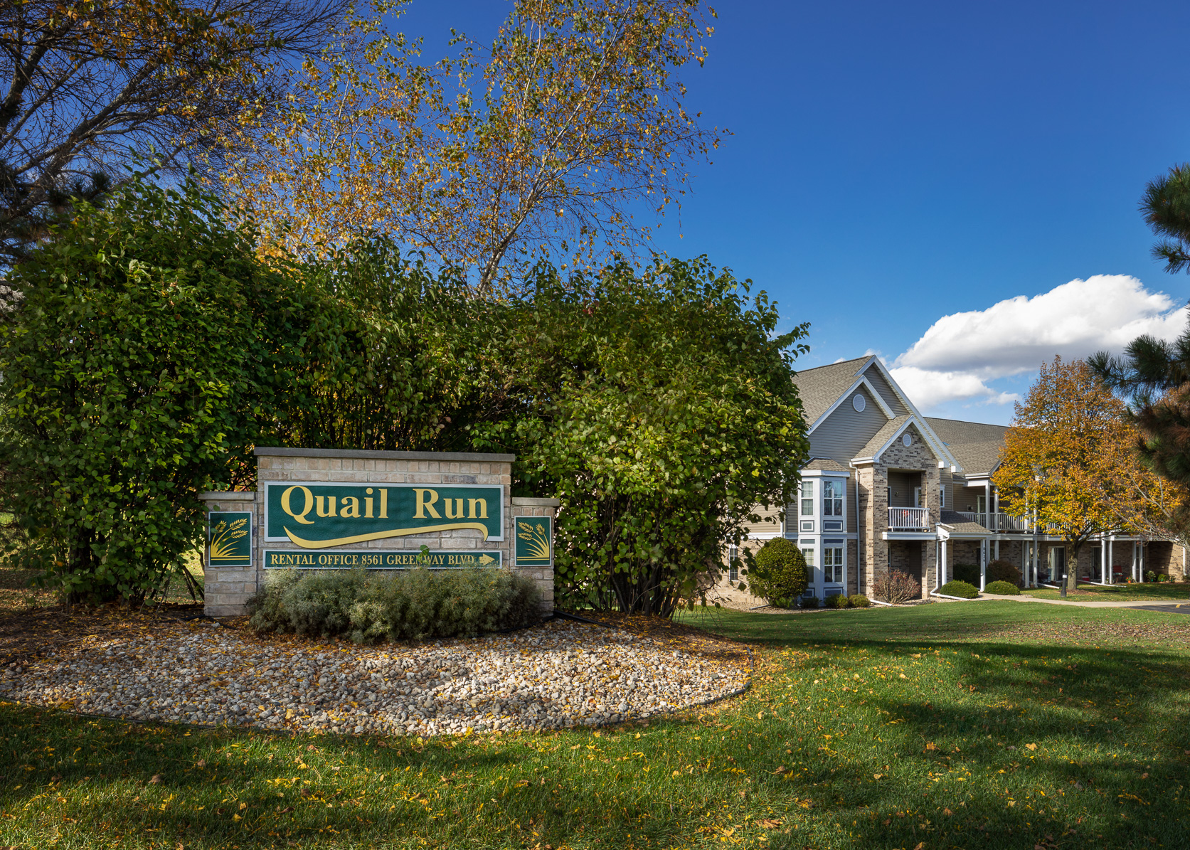 the quail run sign in front of a house