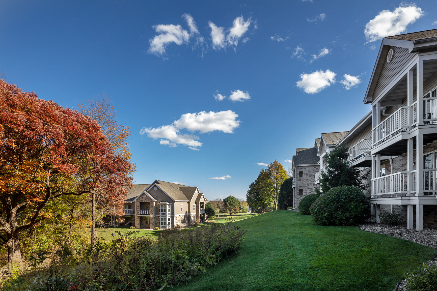 the preserve at ballantyne commons exterior view of apartments with lawn and trees