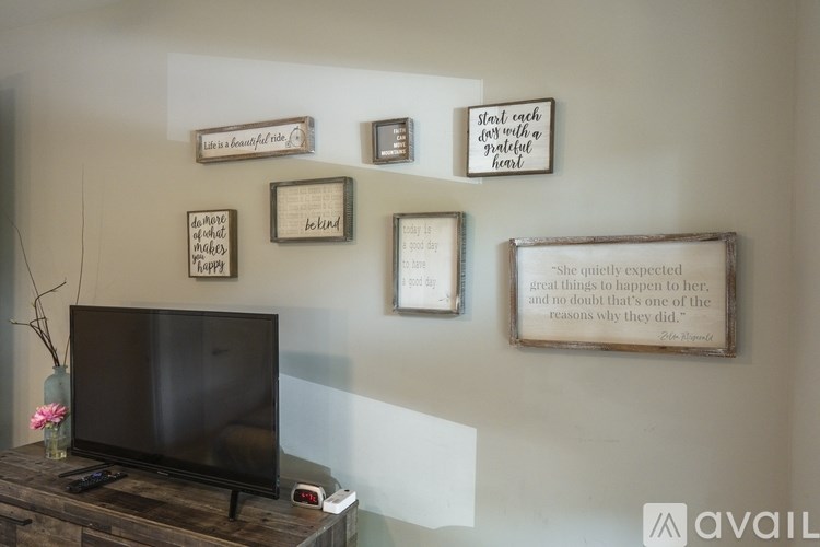 A wall with a quote on it that says, "She quietly expected great things to happen to her, and no doubt that one of the reasons why they did.".