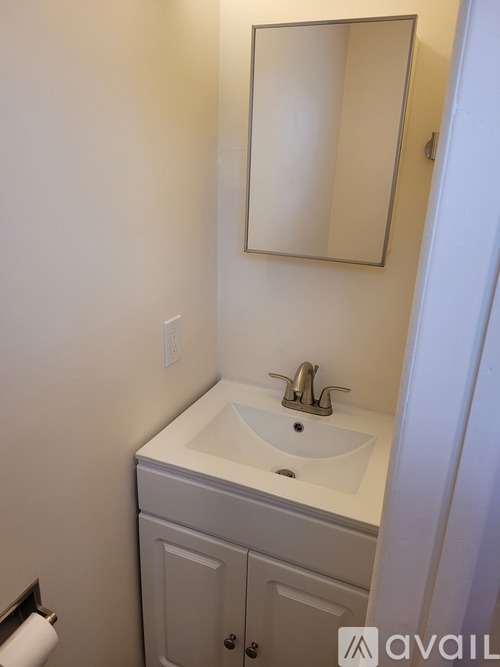 A bathroom with a sink and mirror.
